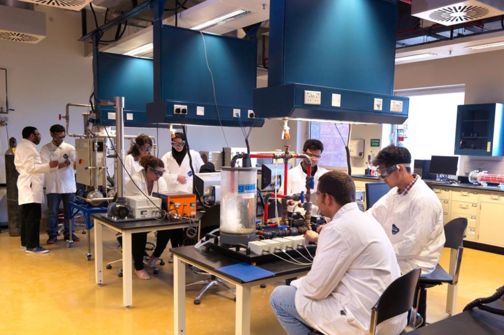 صورة تعبر عن طلاب الهندسة الكيميائية في المختبر