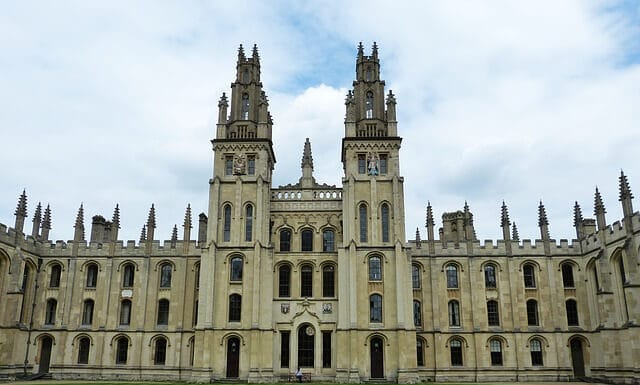 الدراسة في بريطانيا : 5 أمور أساسية قبل التفكير في السفر الدراسة في بريطانيا